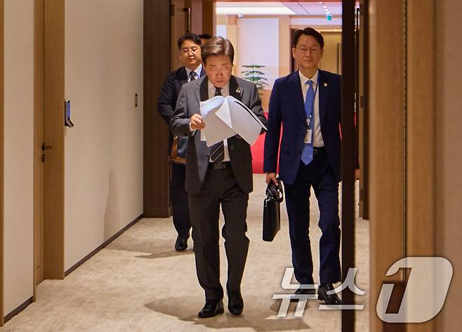 대통령실은 20일 이재명 대통령이 지난 19일 서울 용산구 대통령실 청사에서 회의장으로 이동하는 모습을 SNS에 공개했다. (이재명 대통령 SNS. 재판매 및 DB 금지) 2025.6.20/뉴스1 ⓒ News1 박지혜 기자