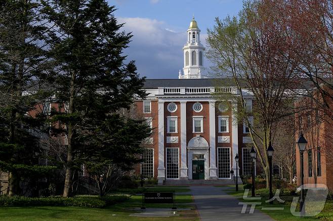 도널드 트럼프 미국 대통령의 지원금 삭감에 대응해 앨런 가버 하버드대 총장이 지난달 5월 14일(현지시간) 연봉의 25%를 자진삭감했다. 사진은 미국 매사추세츠주 케임브리지의 하버드대 비즈니스스쿨 전경. 2025.05.14. ⓒ 로이터=뉴스1 ⓒ News1 권영미 기자