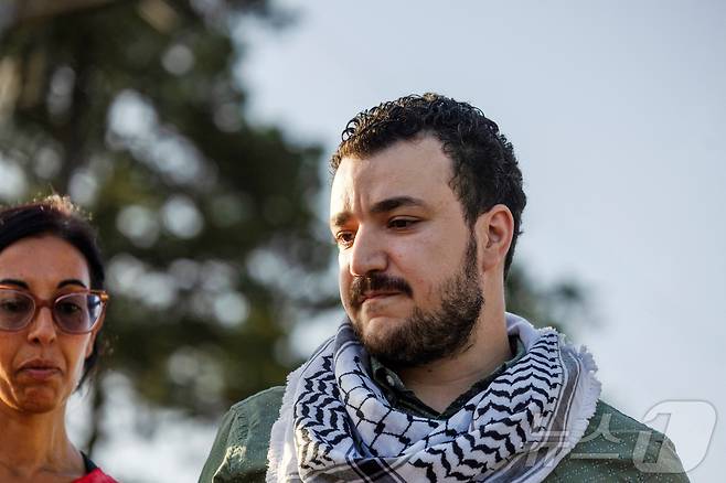 마흐무드 칼릴이 20일(현지시간) 미국 루이지애나주 예나에서 이민 구금시설에서 풀려난 후 언론과 인터뷰하고 있다. 2025.6.20 ⓒ 로이터=뉴스1 ⓒ News1 김경민 기자