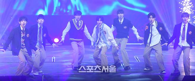 킥플립이 21일 인천 인스파이어 아레나에서 열린 제34회 서울가요대상에서 공연을 하고 있다. 인천 | 최승섭기자 thunder@sportsseoul.com