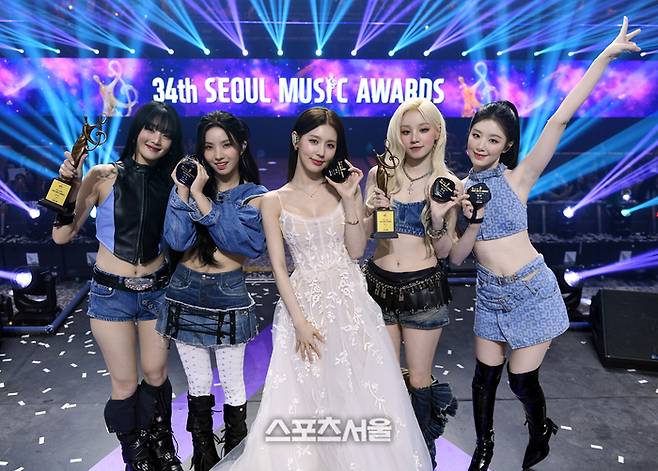 아이들이 21일 인천 인스파이어 아레나에서 열린 제34회 서울가요대상에서 대상을 수상한 후 포즈를 취하고 있다.  2025. 6. 21. 인천 | 최승섭기자 thunder@sportsseoul.com