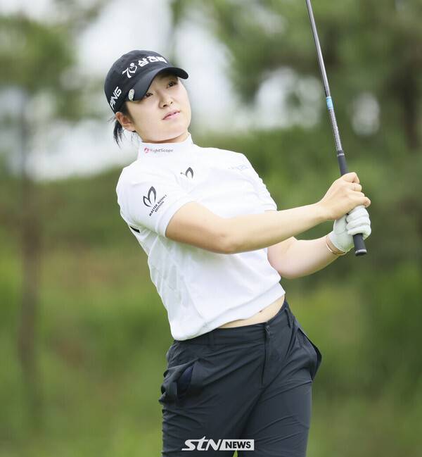 21일 경기도 안산시 대부도에 위치한 더헤븐 컨트리클럽에서 '2025 한국여자프로골프(KLPGA) 투어 더헤븐 마스터즈' 2라운드에서 유현조가 샷을 날리고 있다. 사진┃손진현 기자