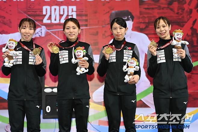 일본 발리 아시아선수권 여자 플뢰레 단체전 우승. 사진출처=FIE