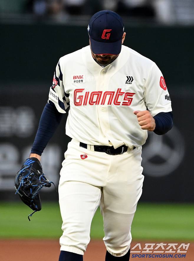 20일 부산 사직야구장에서 열린 삼성과 롯데의 경기, 1회초 2사 2루 롯데 감보아가 삼성 디아즈를 삼진으로 잡아내며 주먹을 불끈 쥐고 있다. 부산=허상욱 기자wook@sportschosun.com/2025.06.20/