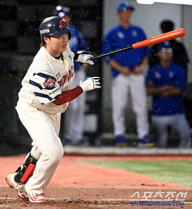 20일 부산 사직야구장에서 열린 삼성과 롯데의 경기, 4회말 2사 1루 정보근이 안타를 치고 있다. 부산=허상욱 기자wook@sportschosun.com/2025.06.20/