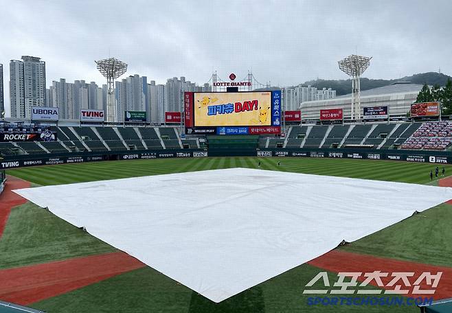 21일 부산 사직야구장에서 삼성과 롯데의 경기가 예정된 가운데 그라운드에 비가 내려 방수포가 설치되어 있다. 부산=허상욱 기자wook@sportschosun.com/2025.06.21/