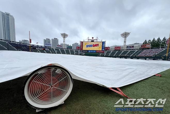 21일 부산 사직야구장에서 삼성과 롯데의 경기가 예정된 가운데 그라운드에 비가 내려 방수포가 설치되어 있다. 부산=허상욱 기자wook@sportschosun.com/2025.06.21/