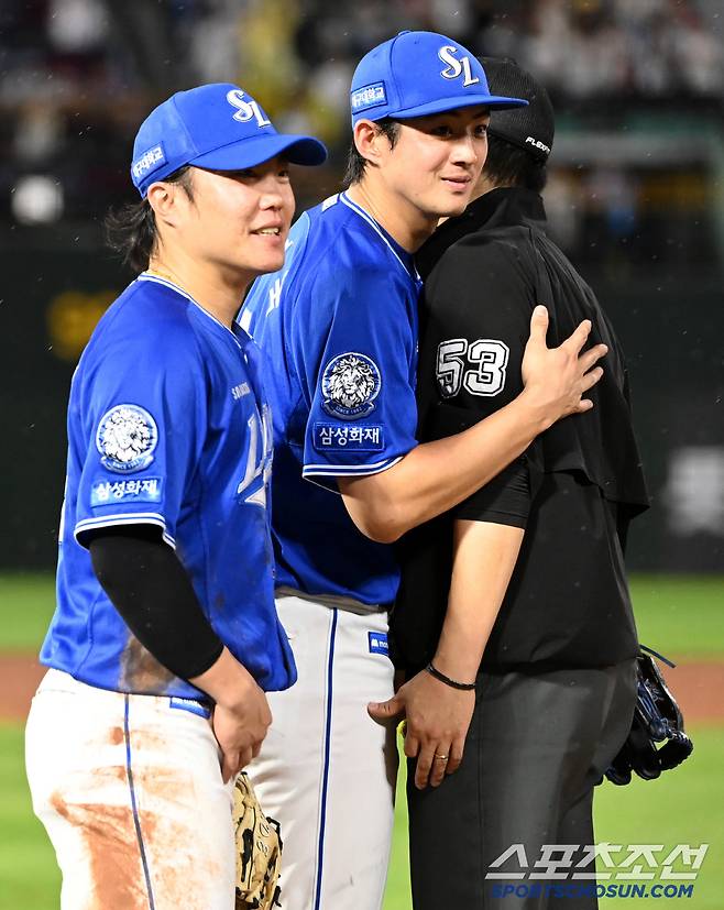 20일 부산 사직야구장에서 열린 삼성과 롯데의 경기, 8회말 2사 삼성 포수 강민호가 롯데 김민성의 삼진 후 차정구 1루심에게 항의하자 구자욱과 류지혁이 1루심을 다독이고 있다. 부산=허상욱 기자wook@sportschosun.com/2025.06.20/