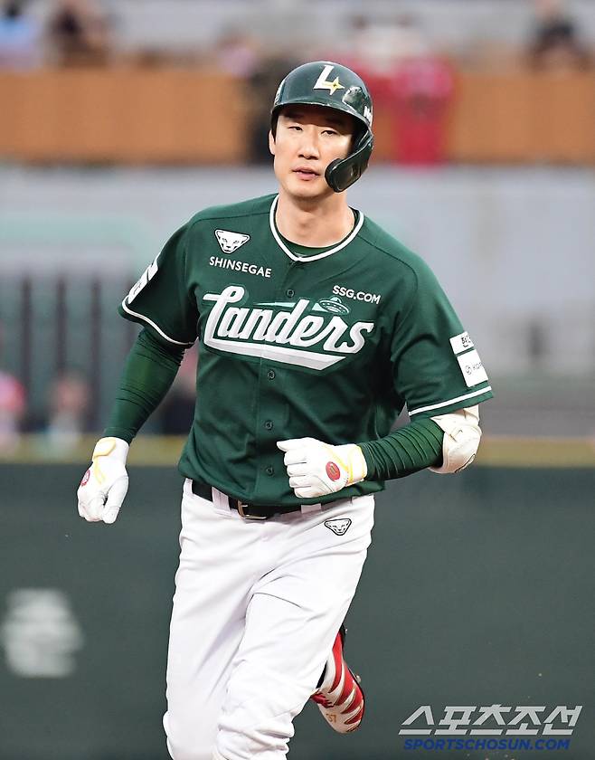 21일 인천 SSG랜더스필드에서 열린 SSG와 KIA의 경기. 6회 KIA 양현종 상대 솔로홈런을 날린 SSG 오태곤. 인천=송정헌 기자songs@sportschosun.com/2025.06.21/