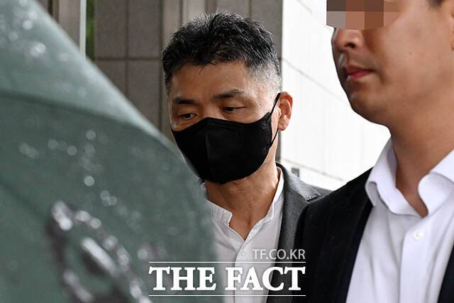 김범수 카카오 미래이니셔티브센터장이 20일 오전 서울 양천구 서울남부지방법원에서 열린 '자본시장법 위반' 혐의 공판에 출석하고 있다. /서예원 기자