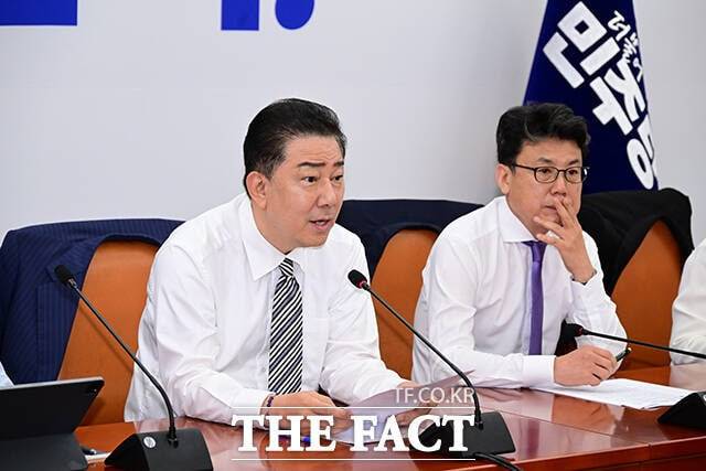 김병기 민주당 대표 직무대행 겸 원내대표(왼쪽)가 17일 서울 여의도 국회에서 열린 원내대책회의에서 발언하는 모습. /남윤호 기자