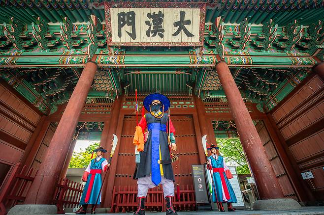 본지 조유미(가운데) 기자가 덕수궁 대한문 앞에서 수문장(守門將) 체험을 하고 있다. 수염은 따로 챙겨가 붙인 것이다. /김용재 영상미디어 기자