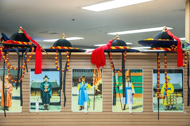 서울 중구 대한성공회빌딩 건물 지하 1층. 입구 선반에 나란히 놓인 챙이 둥근 반구형 모자가 보였다. /김용재 영상미디어 기자