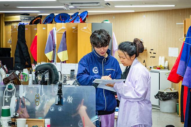 조유미 기자(오른쪽)가 '수위군 선배' 임연(30)씨에게 역할 설명을 듣고 있다. /김용재 영상미디어 기자