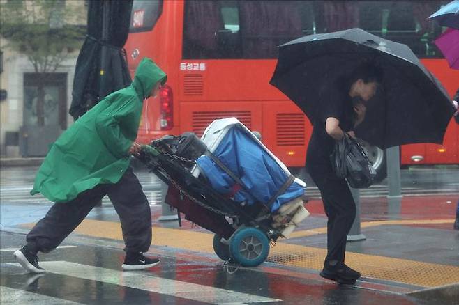 전국적으로 장마가 시작된 20일 서울 시내에서 시민들이 우산을 쓴 채 이동하고 있다. ⓒ데일리안 홍금표 기자
