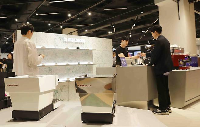 신세계강남점 9층 커피 머신 ‘라마르조코’ 매장. 신세계백화점 제공