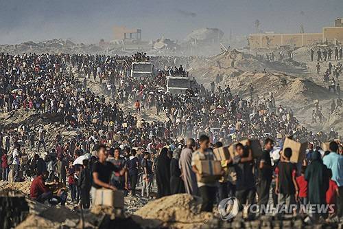 가자지구 북부에서 지난 16일(현지시간) 세계식량계획(WFP)이 마련한 구호품을 받아가는 팔레스타인 주민 행렬. [AP 연합뉴스 자료사진]