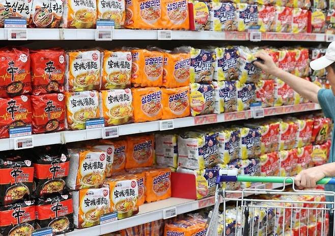 서울의 한 대형마트에 진열된 라면. 연합뉴스