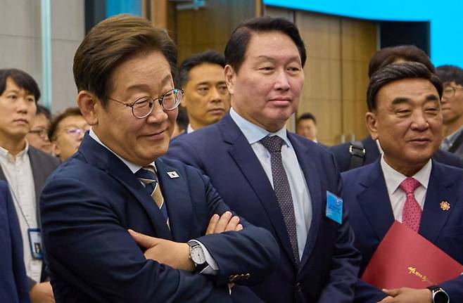 이재명 대통령이 지난 20일 울산 울주군 울산전시컨벤션센터에서 열린 인공지능(AI) 글로벌 협력 기업 간담회 뒤 최태원 회장과 AI 제품·서비스 시연을 참관하고 있다. (대통령실 제공. 재판매 및 DB 금지) 2025.6.20/뉴스1 ⓒ News1 박지혜 기자 /사진=뉴스1