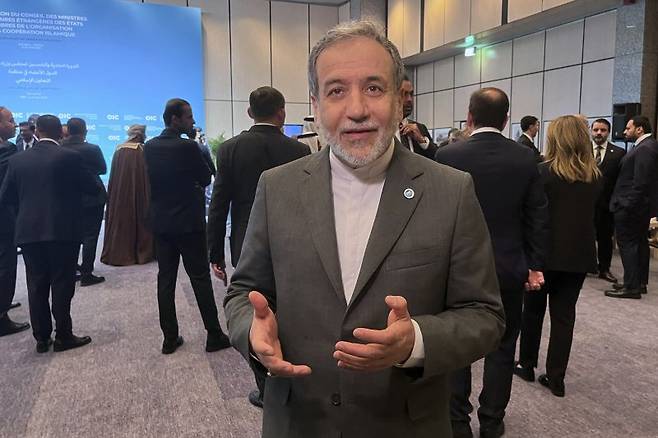 압바스 아락치 이란 외무장관이 21일 튀르키예 이스탄불에서 열린 이슬람협력기구 외무장관 회의에 도착해 언론과 대화하고 있다. AP 연합뉴스