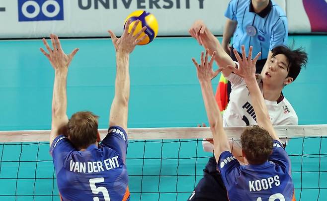 천안 유관순체육관에서 열린 2025 대한민국과 네덜란드 남자배구 국가대표 평가전에서 한국 허수봉이 강스파이크를 때리고 있다.뉴시스
