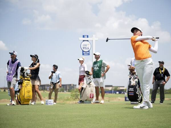 양희영, 김효주, 방신실, 최혜진, 리디아 고, 고진영, 윤이나, 전인지, 넬리 코다, 황유민, 김아림, 박성현, 이정은6, 김세영, 유해란 프로 등이 출전한 2025년 미국여자프로골프(LPGA) 투어 메이저 골프대회 KPMG 위민스 PGA챔피언십 1라운드에서 세계랭킹 1위 넬리 코다, 2위 지노 티띠꾼, 3위 리디아 고가 동반 경기하는 모습이다. 사진제공=2025 PGA of America