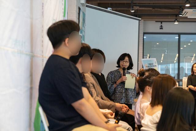 ‘기억함의 용기’ 출간 기념 북토크. 집필 과정에 함께 했던 이지선 이화여대 교수(가운데)가 저자들에게 소회를 묻고 있다. ⓒ이요셉 작가