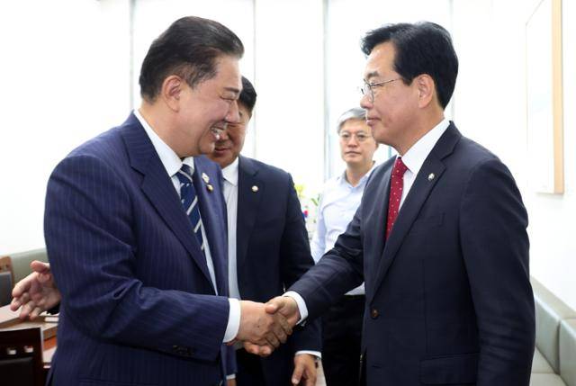 김병기(왼쪽) 더불어민주당 당대표 직무대행 겸 원내대표와 송언석 국민의힘 원내대표가 18일 국회에서 만나 악수하고 있다. 뉴시스