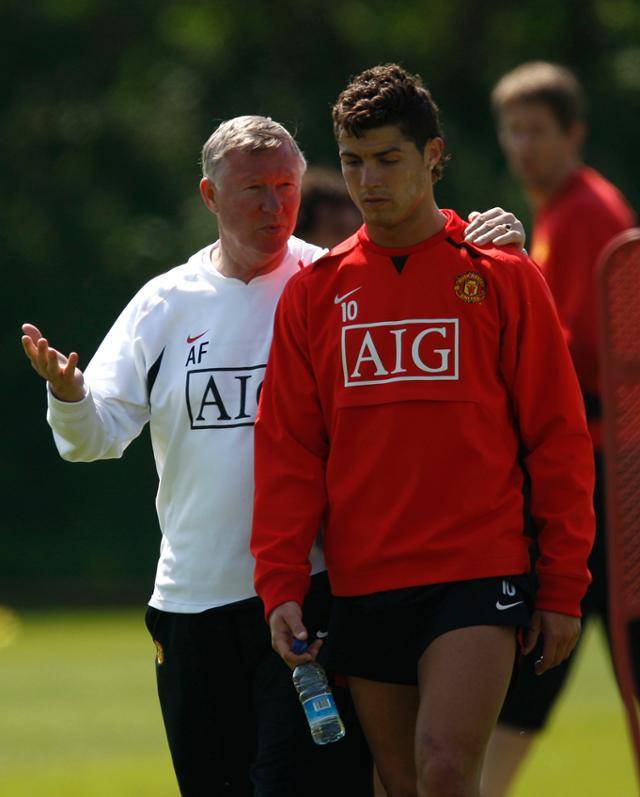 알렉스 퍼거슨(왼쪽) 감독과 23세의 크리스티아누 호날두. 맨체스터=AP 연합뉴스