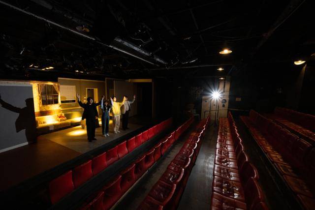 같은 날 서울 종로구 소극장 서연아트홀에서 배우들이 공연 시작 전 커튼콜을 연습하고 있다. 최주연 기자