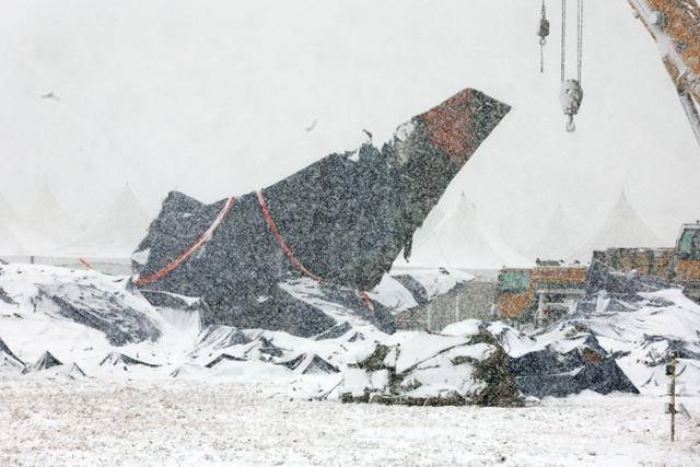 제주항공 여객기 참사 열흘째인 올 1월 7일 전남 무안군 무안국제공항 사고 현장에 눈이 내리고 있다. 연합뉴스