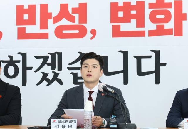 김용태 국민의힘 비상대책위원장이 21일 제주시 연삼로 국민의힘 제주당사에 마련된 간담회 자리에서 기자들의 질의에 답변하고 있다. 연합뉴스