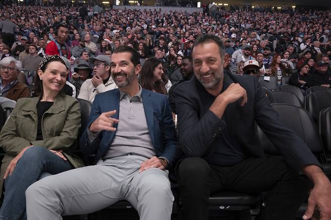 <yonhap photo-1586=""> Matina Kolokotronis, left, chief operating officer of the Sacramento Kings, smiles with former NBA players Peja Stojakovic, center, and Vlade Divac, right, during a timeout in the first quarter of an NBA basketball game between the Kings and the Minnesota Timberwolves in Sacramento, Calif., Saturday, Dec. 23, 2023. (AP Photo/Jos? Luis Villegas)/2023-12-24 13:31:23/ <저작권자 ⓒ 1980-2023 ㈜연합뉴스. 무단 전재 재배포 금지.></yonhap>