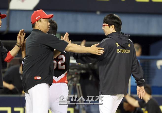 3일 오후 잠실야구장에서 열린 2025 프로야구 KIA와 두산 경기. KIA가 11-3 승리했다. 경기 종료 후 이범호 감독이 승리를 챙긴 양현종과 하이파이브를 하고 있다. 잠실=정시종 기자 /2025.06.03.