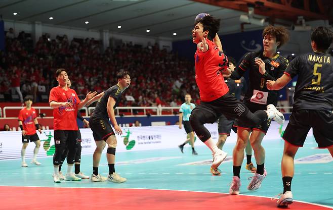 <yonhap photo-4062=""> 슛하는 이요셉 (청주=연합뉴스) 천경환 기자 = 21일 청주 SK호크스 아레나에서 열린 '2025 핸드볼 한일 슈퍼매치 남자부 경기에서 이요셉이 슛을 하고 있다. 2025.6.21 kw@yna.co.kr/2025-06-21 14:34:46/ <저작권자 ⓒ 1980-2025 ㈜연합뉴스. 무단 전재 재배포 금지, AI 학습 및 활용 금지></yonhap>