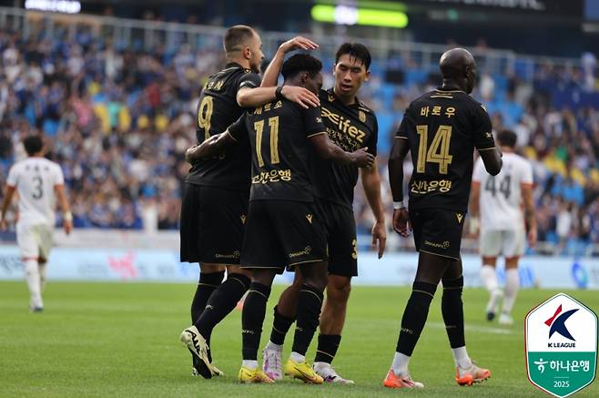 제르소가 화성전 득점 이후 동료들과 기뻐하는 모습. 사진=프로축구연맹