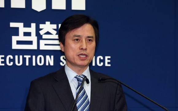 '12·3 비상계엄 및 내란 의혹 사건' 수사를 맡은 조은석 특별검사가 대검찰청 형사부장 시절이던 2014년 1월 21일 오후 서울 서초구 대검찰청에서 금융사 개인정보 유출 사태와 관련한 브리핑을 하기 위해 기자실로 들어서고 있다. [사진=연합뉴스]