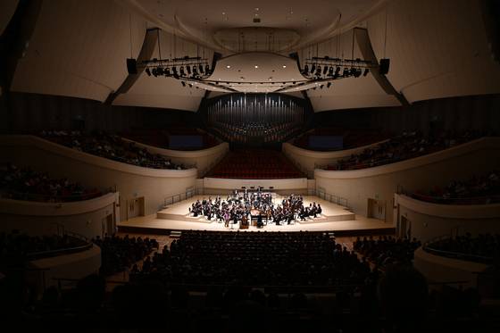 부산 최초의 클래식 전용홀인 부산콘서트홀이 20일 정명훈 예술감독이 이끄는 아시아필하모닉오케스트라(APO) 연주와 함께 문을 열었다. 웅장한 빈야드 스타일의 무대와 객석, 최첨단 음향시설 및 대형 파이프 오르간을 구비했다. 사진 부산콘서트홀