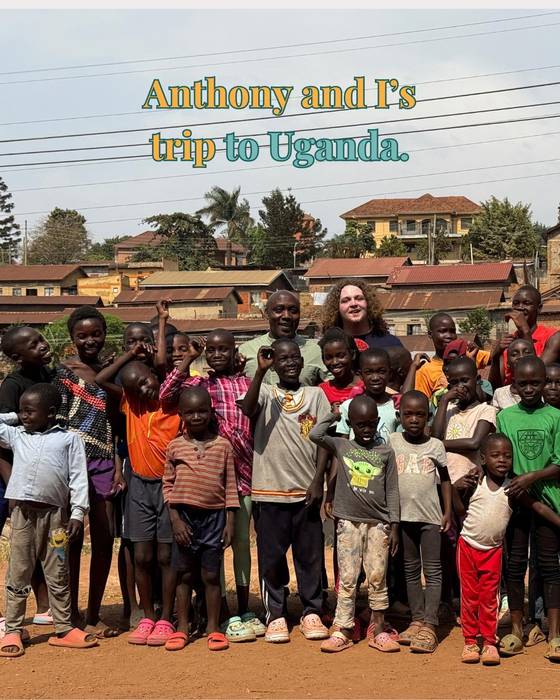 그의 첫 번째 위탁 아동이었던 앤서니(백인 남성)는 이제 그의 아들이다. 우간다를 방문한 무타바지 부자. 페이스북