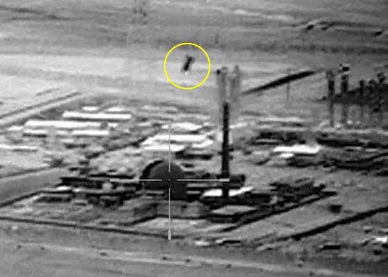 이스라엘군이 19일(현지시간) 이란 아라크 의 핵시설을 공습하는 영상을 공개했다. 이스라엘군 미사일(노란 원)이 핵무기용 플루토늄을 생산할 수 있는 중수로(돔 모양의 건물)를 타격하기 직전의 모습. 사진 이스라엘군 영상 캡처