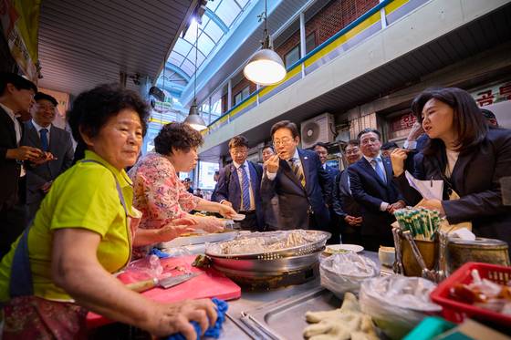 이재명 대통령은 20일 울산 인공지능(AI) 데이터센터 출범식 참석 직후 근처에 있는 알프스시장을 깜짝 방문해 시민들과 만났다. 사진 대통령실