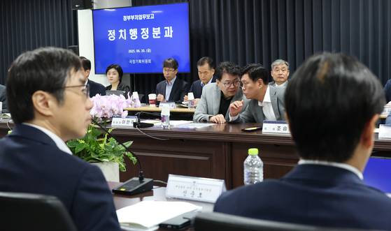 국정기획위원회가 20일 열린 방송통신위원회와 검찰청의 업무보고를 중단하고 추후 다시 받기로 했다. 이날 국정기획위원회에서 열린 검찰청 업무 보고에서 이한주 국정기획위 원장(왼쪽)과 조승래 대변인이 대화하고 있다. 국정위는 오는 25일 업무보고를 다시 진행하기로 했다. [연합뉴스]