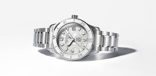 기존보다 케이스 크기를 3mm 줄인 38mm로 내놔 여성도 착용할 수 있다. 사진 몽블랑