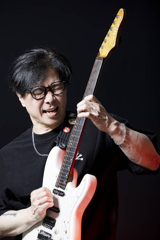 18일 신곡 ‘Keep Dreamin’을 낸 015B의 장호일은 “손가락이 어제와 비슷하게 움직인다고 느낄 때까지 음악을 하고 싶다”고 말했다.