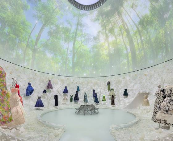 디올의 아카이빙 전시 ‘디자이너 오브 드림’ 공간 중 김현주 작가가 한지로 꾸민 ‘에테르의 정원’. 수백 송이의 꽃, 20만여 개의 잎사귀로 가득하다. [사진 ⓒKYUNGSUB SHIN]