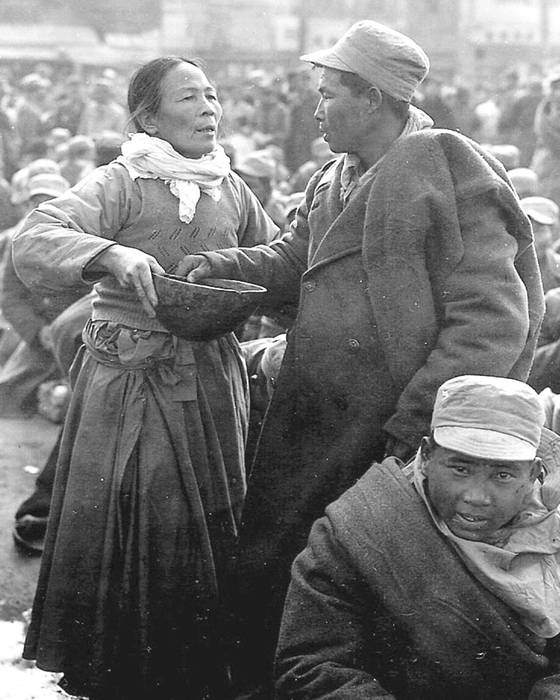 한국전쟁 당시 남한의 한 어머니가 기차역에서 전방으로 향하는 아들과 이별하는 모습. [사진 마르코폴로]