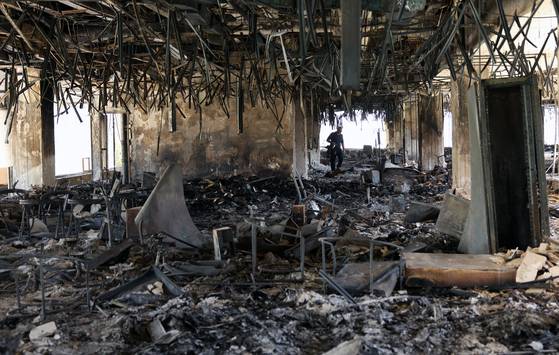 이스라엘군(IDF)이 19일 테헤란에 위치한 이란 국영방송 TV IRIB를 공습했다. 이날 폭격으로 방송국 내부가 파손돼 있다. [EPA=연합뉴스]