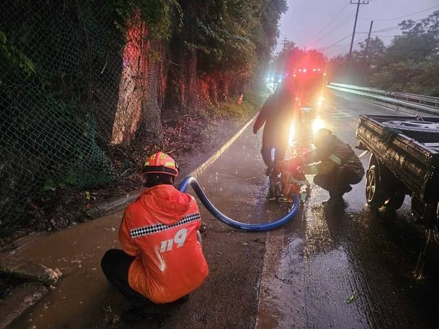 ▲ 지난 20일 오후 7시 21분쯤 춘천시 서면 국도 5호선 갈월피암터널 앞 도로가 침수돼 소방당국이 배수 작업으로 물 6t을 빼냈다. 강원소방본부 제공