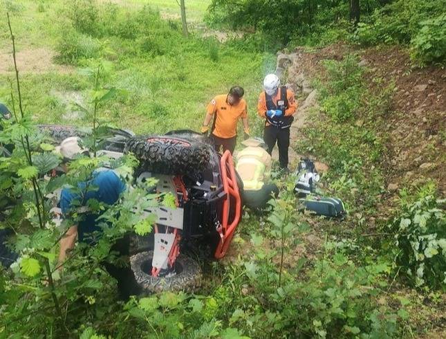 ▲ 21일 오전 6시 15분쯤 인제군 인제읍 원대리의 한 야산에서 사륜오토바이 한 대가 비탈길을 오르던 중 전도돼 50대 남성이 숨졌다. 강원소방본부 제공