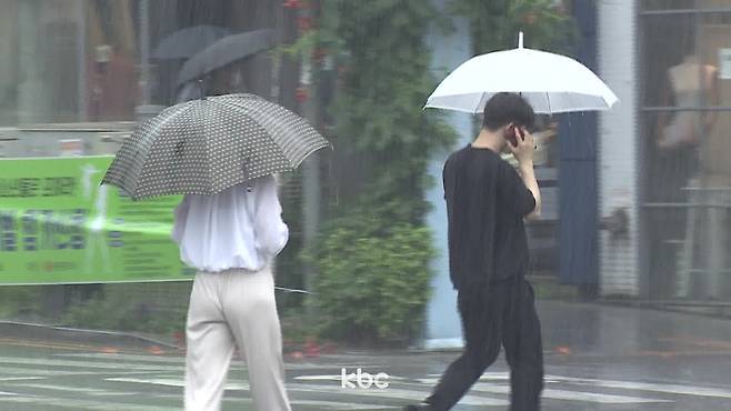 ▲ 거센 장맛비에 우산을 쓰고 거리를 다니는 시민들